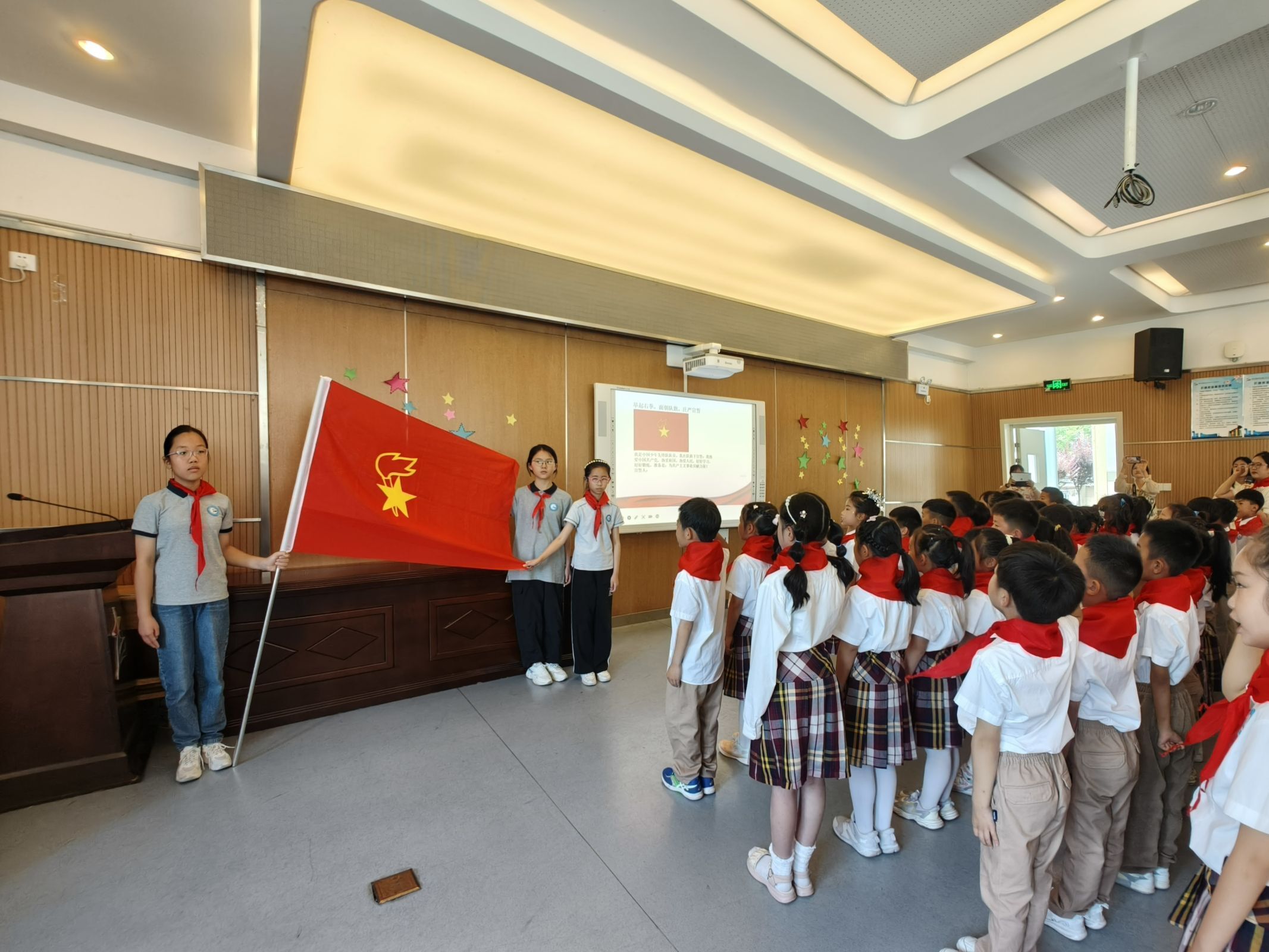 【星光摄小】红领巾爱祖国——摄山星城小学天佐路分校一年级第一批入队仪式报道