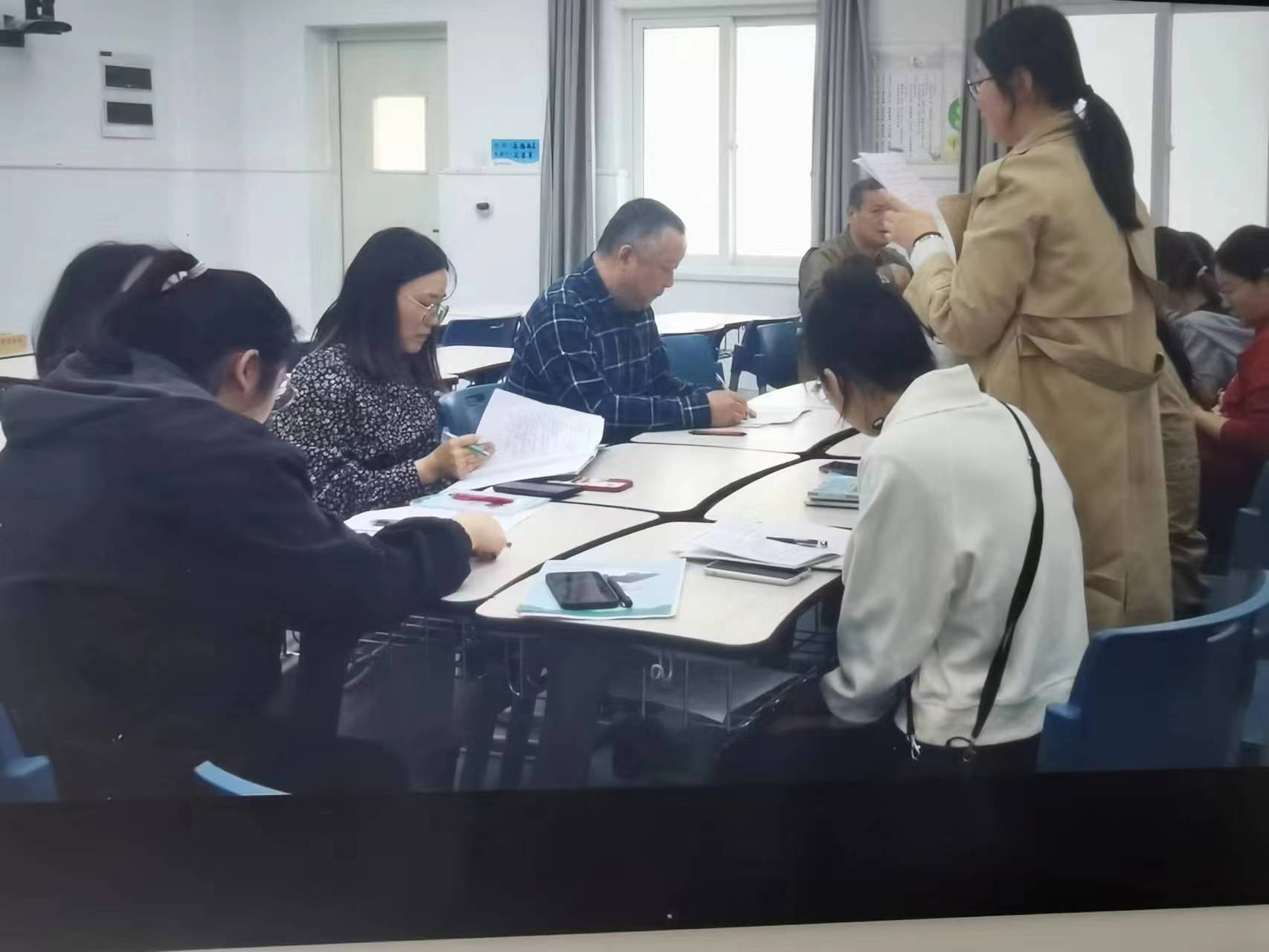 交流研讨.jpg 交流研讨.jpg