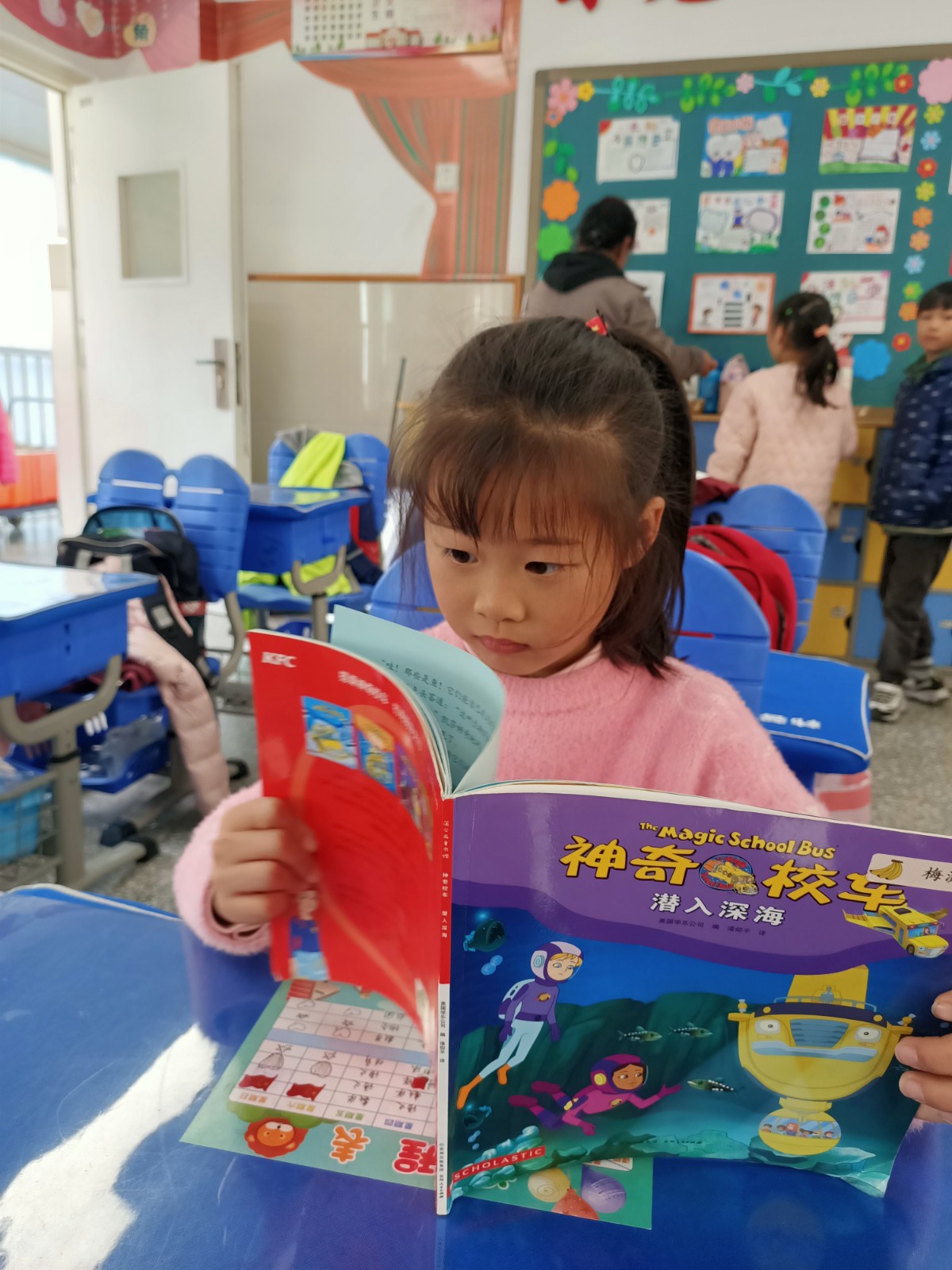 课间读书2.jpg