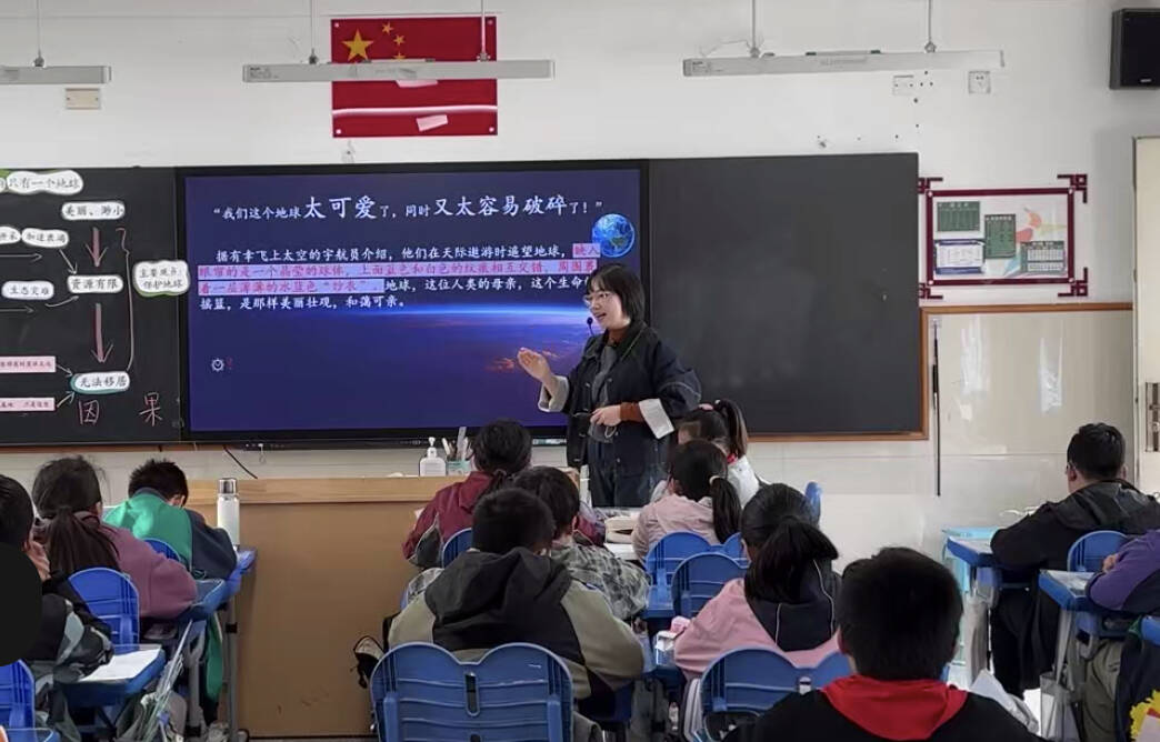 丁灿老师上课2.jpg