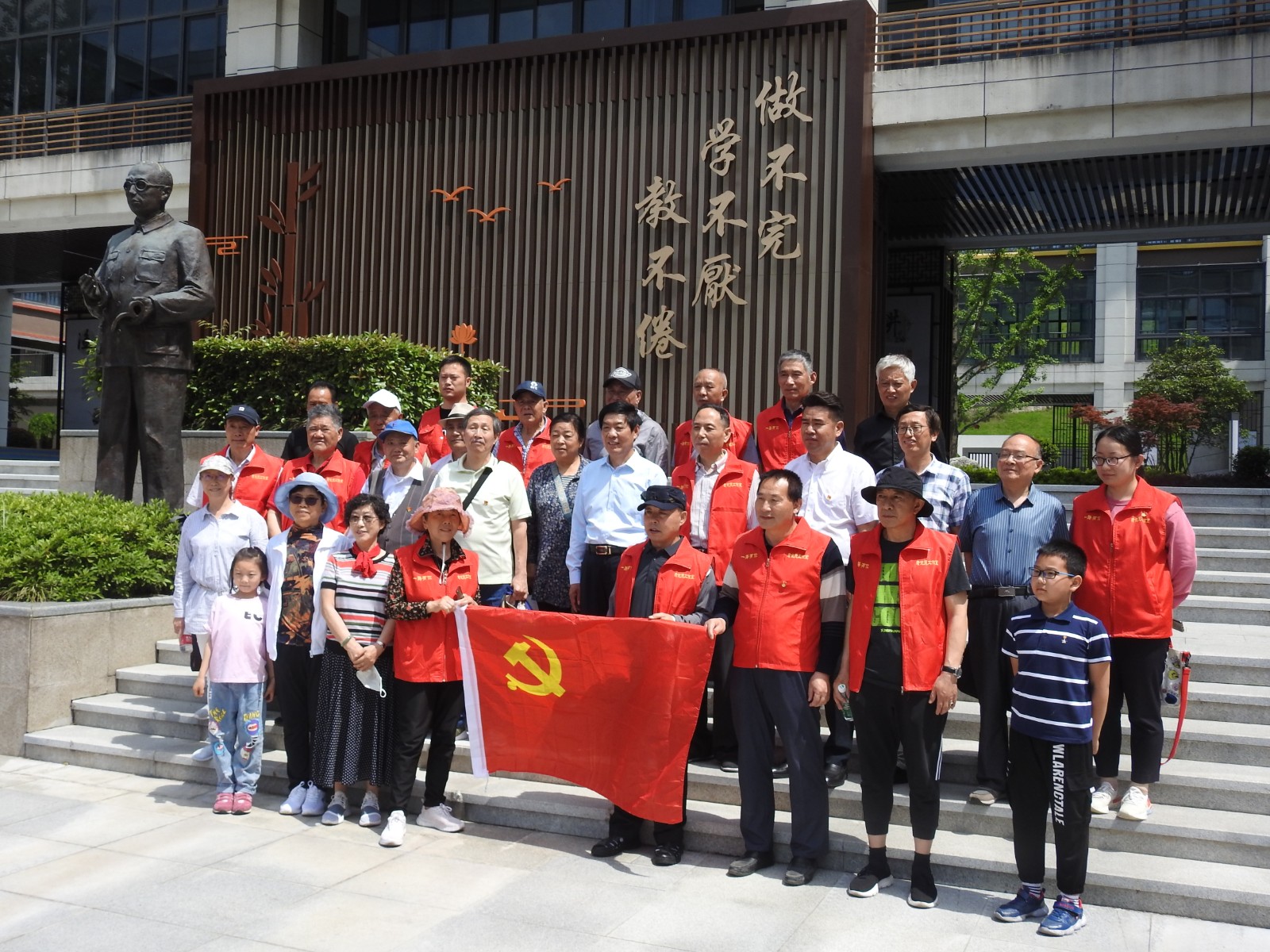 【栖中党建】栖霞中学退休党支部与结对共建单位吴边社区党组织开展“四史”学习教育之缅怀先辈、感受巨变”组织活动