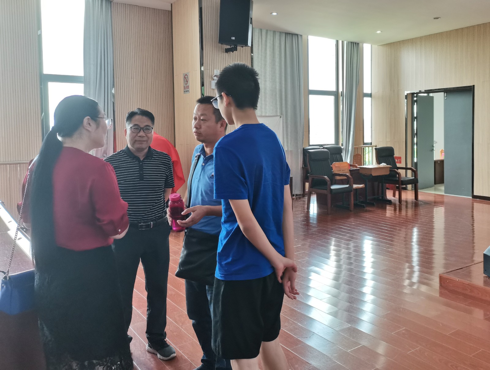 会后家长咨询.jpg