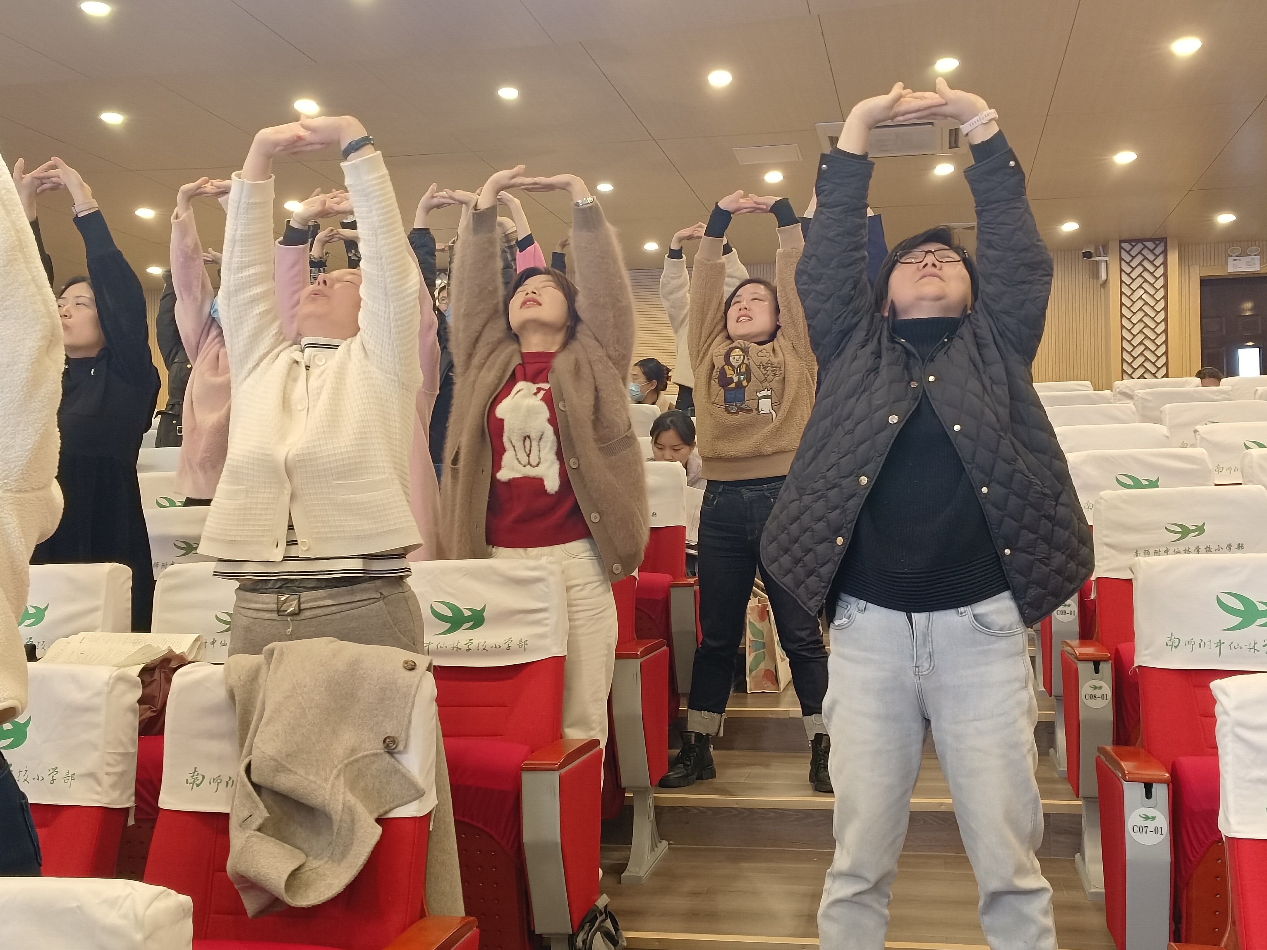 著名八段锦功法大师现身学校_html_m2c064b66.jpg