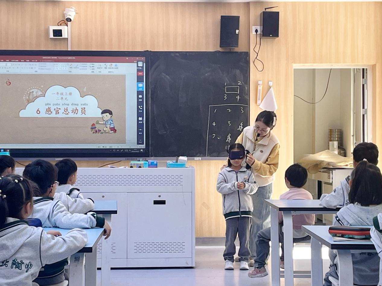10.23科学主题校本研修新闻稿_html_m17030997.jpg