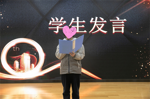 8学生讲话贴图.jpg