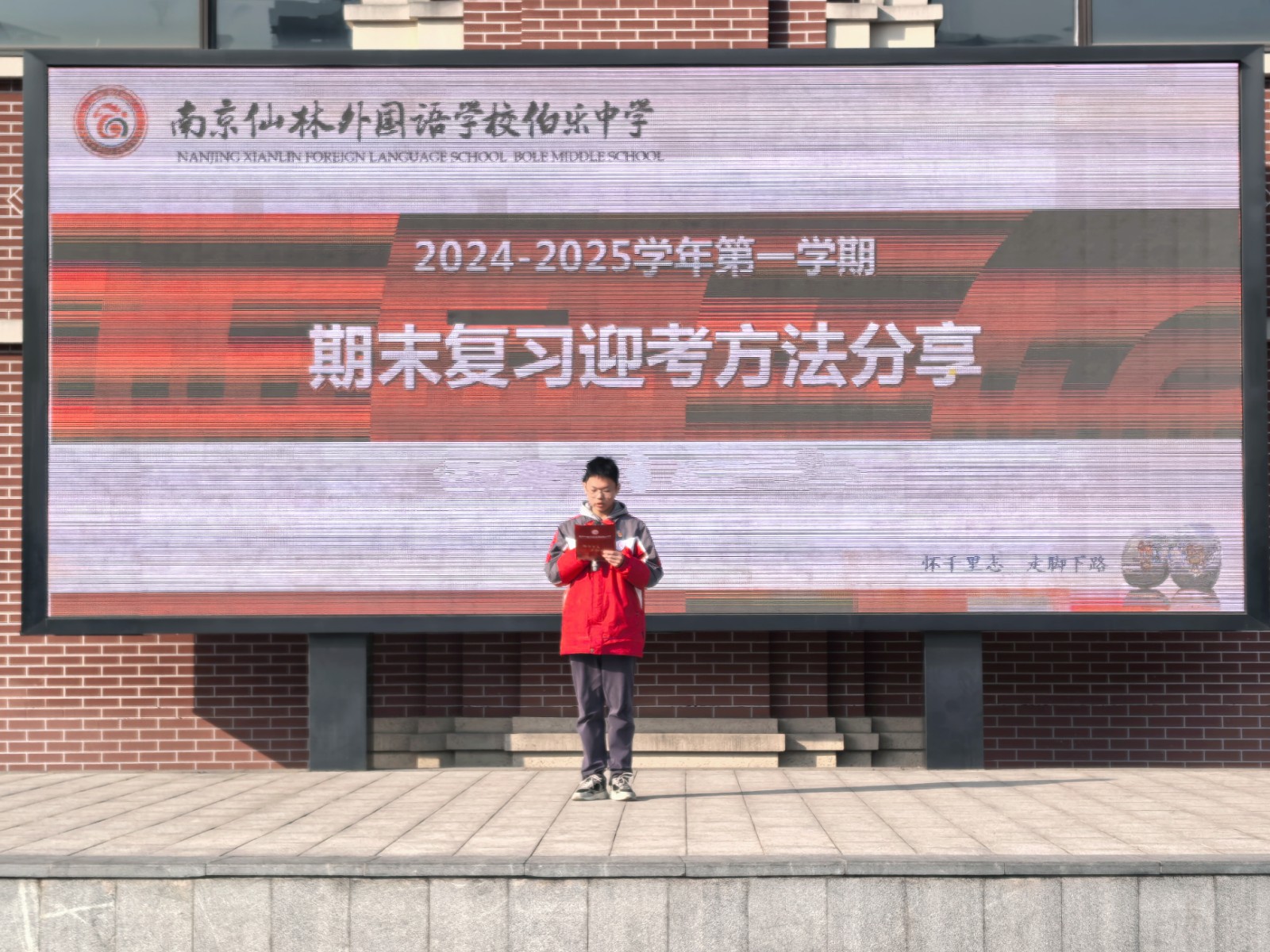 主持人1.jpg