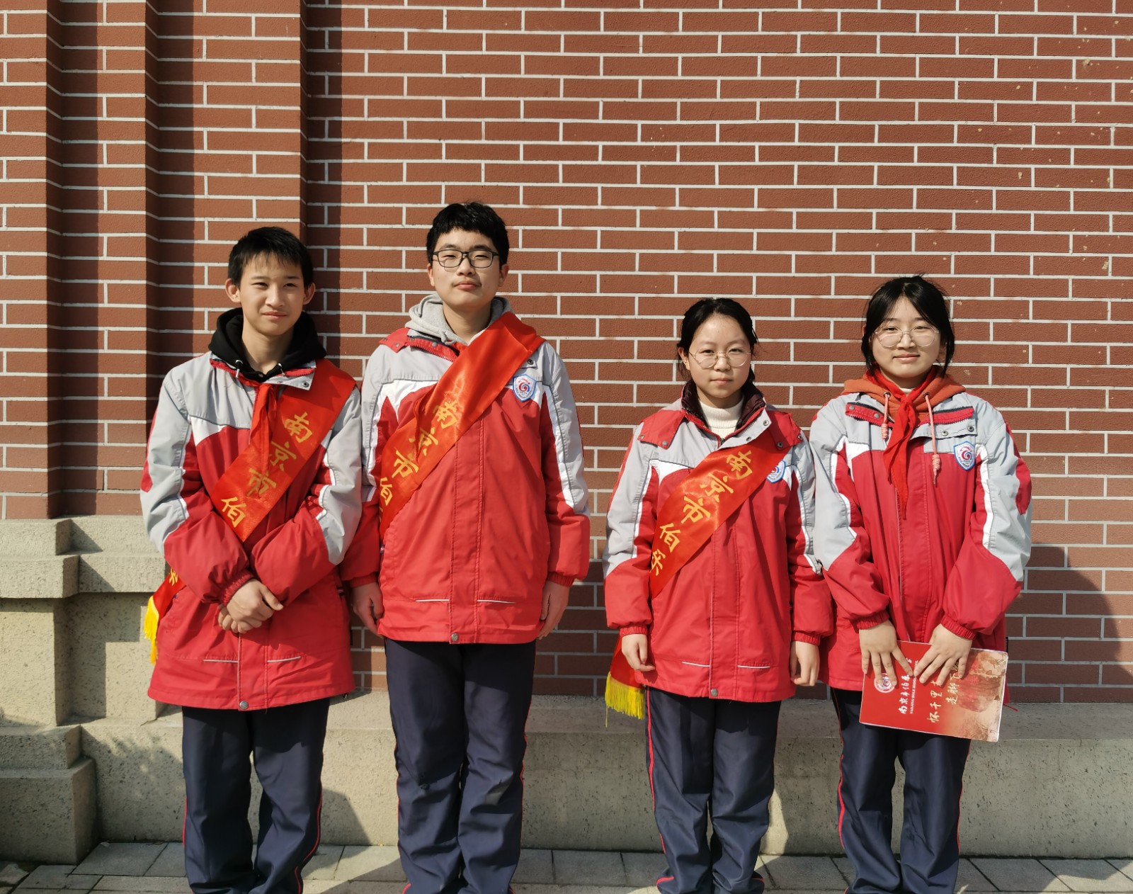 八2班学生志愿者.jpg