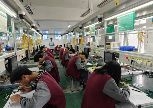 培育大国工匠   锤炼技能人才_html_984ba4c.png