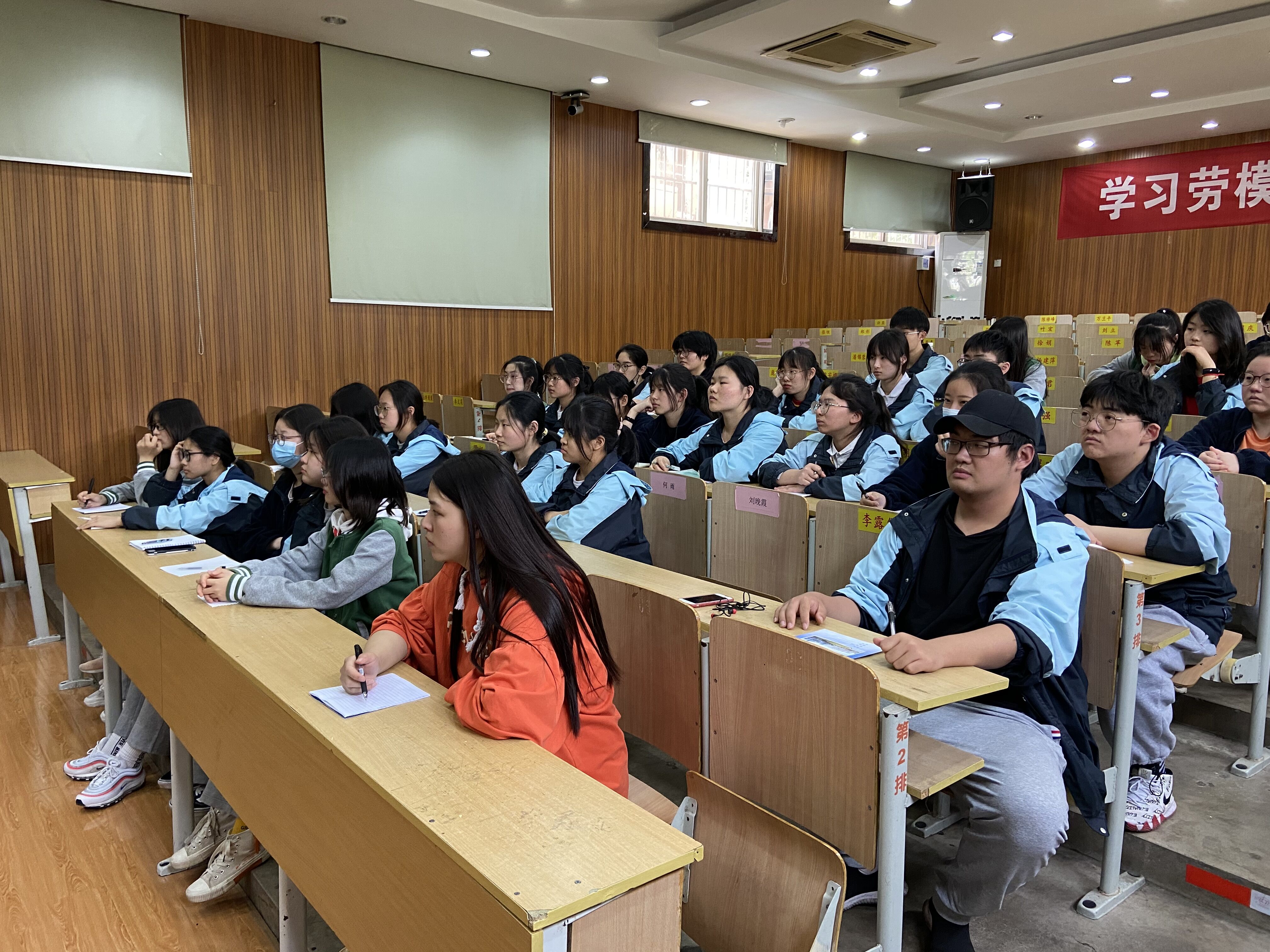 重温光辉历程  发扬红色精神_html_m522095a.jpg