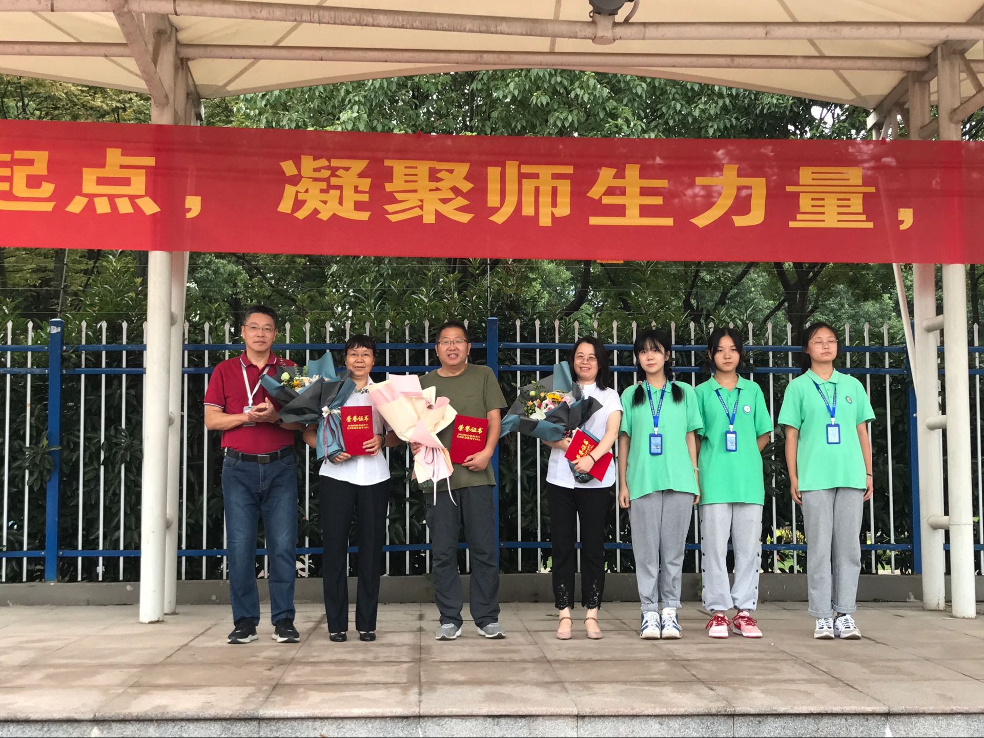 从教三十年教师表彰活动_html_739605a8.jpg