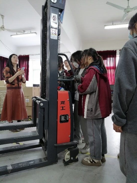 职业体验日(新闻稿)_html_m7d40d382.jpg