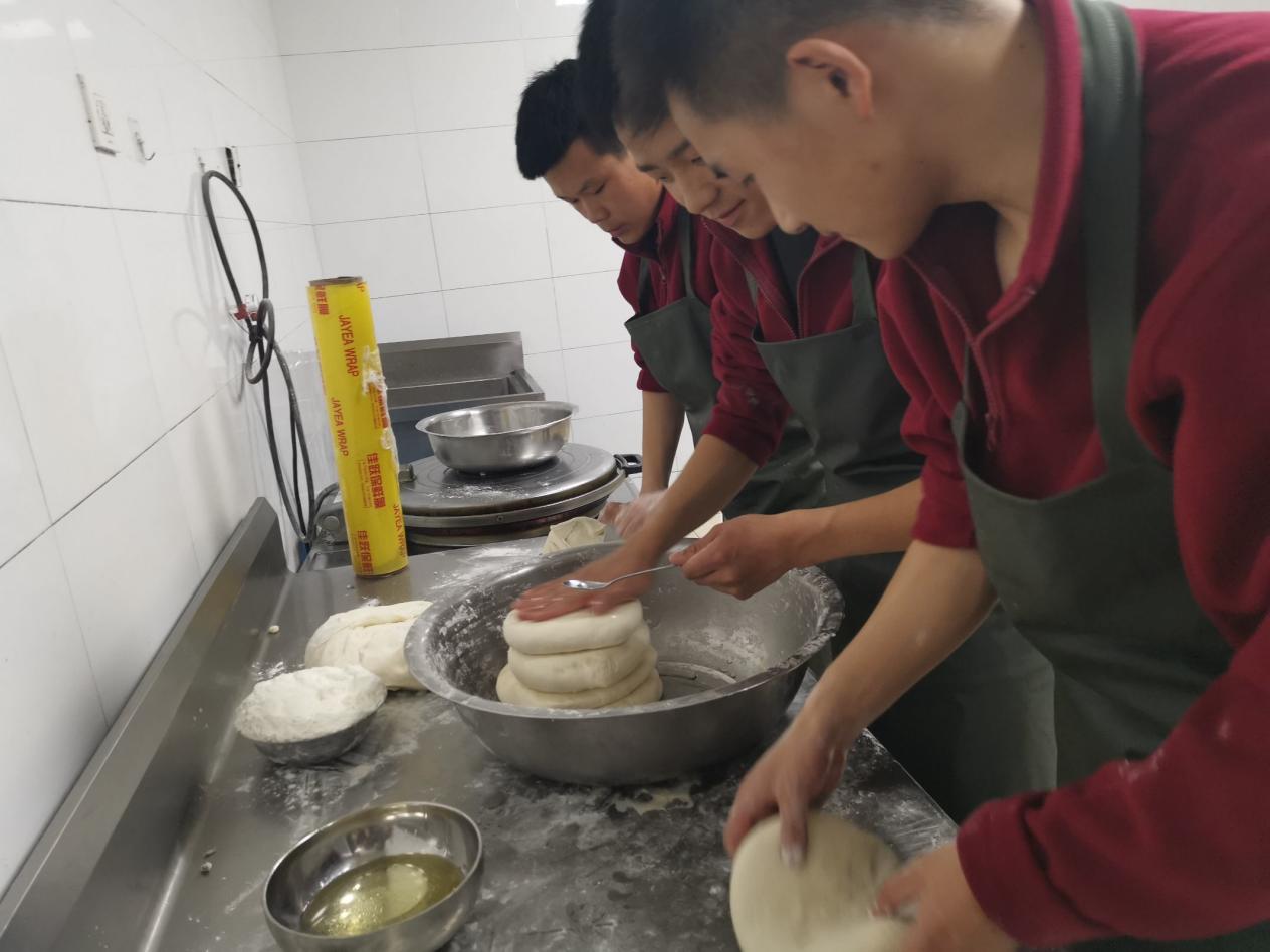 享美味“食”光，解最深乡愁-21物联网青海班开展学生制作家乡美食活动_html_m6f55ad56.jpg
