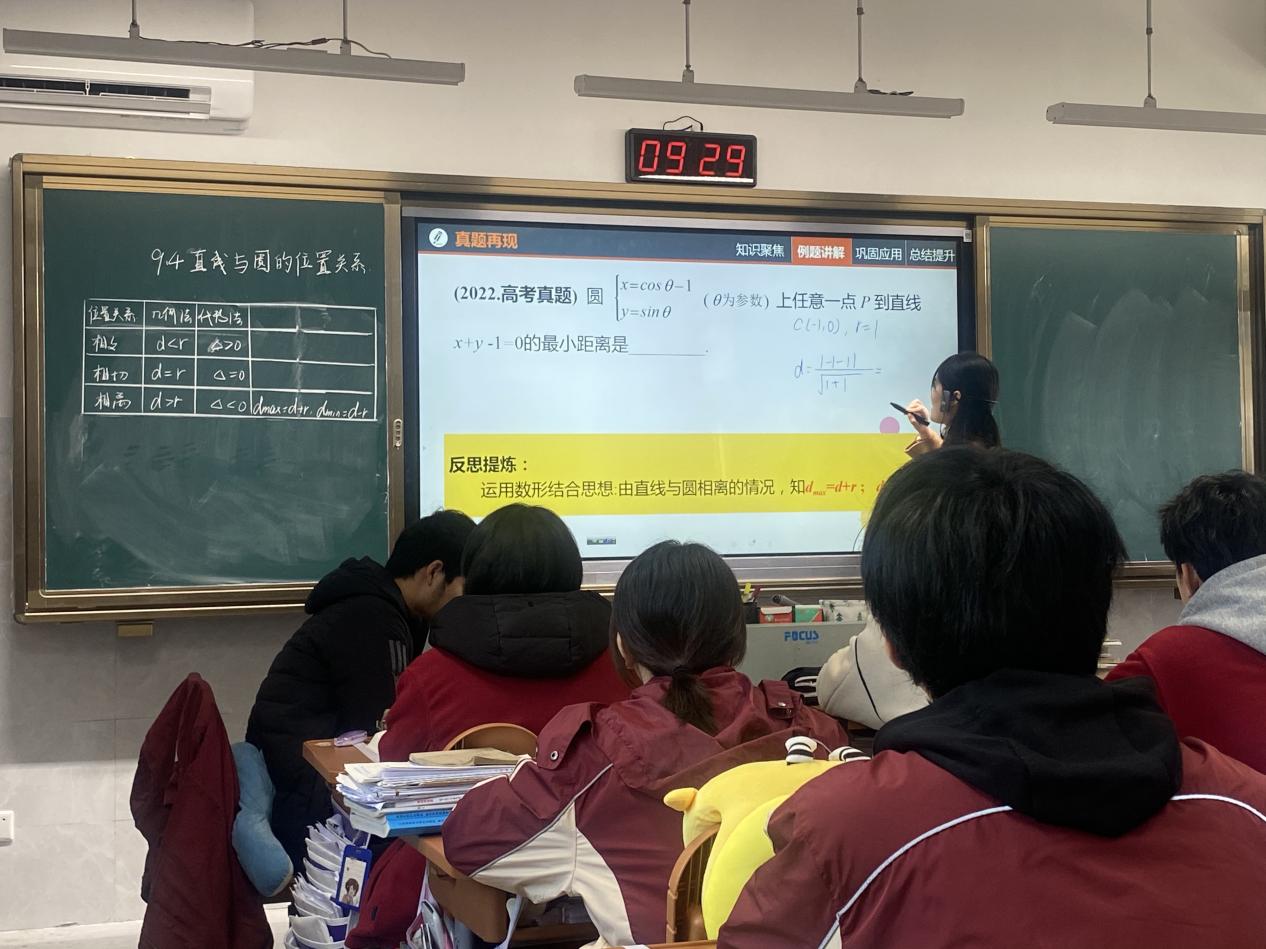 2023.12.05“同课”绽放光彩，“异构”彰显匠心_html_m5f1660eb.jpg