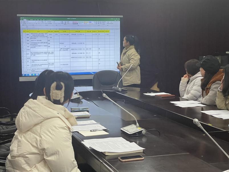 12月18日 聚焦主题活动设计，共研学科核心素养_html_2464ebc5.jpg