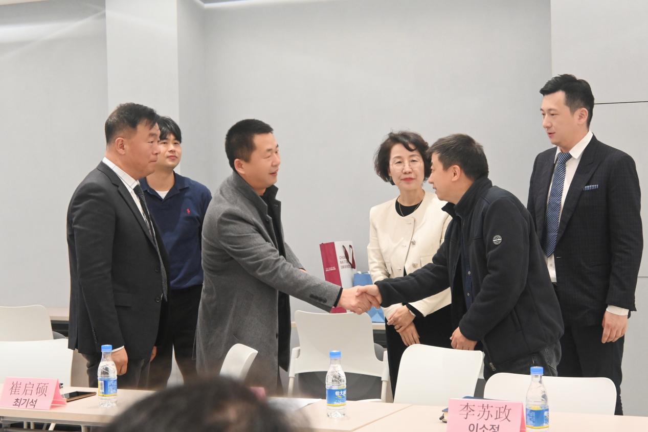 12月8日  与韩国国立忠北大学举行战略合作签约仪式：交流共进 协同发展_html_m3a47e3bd.jpg