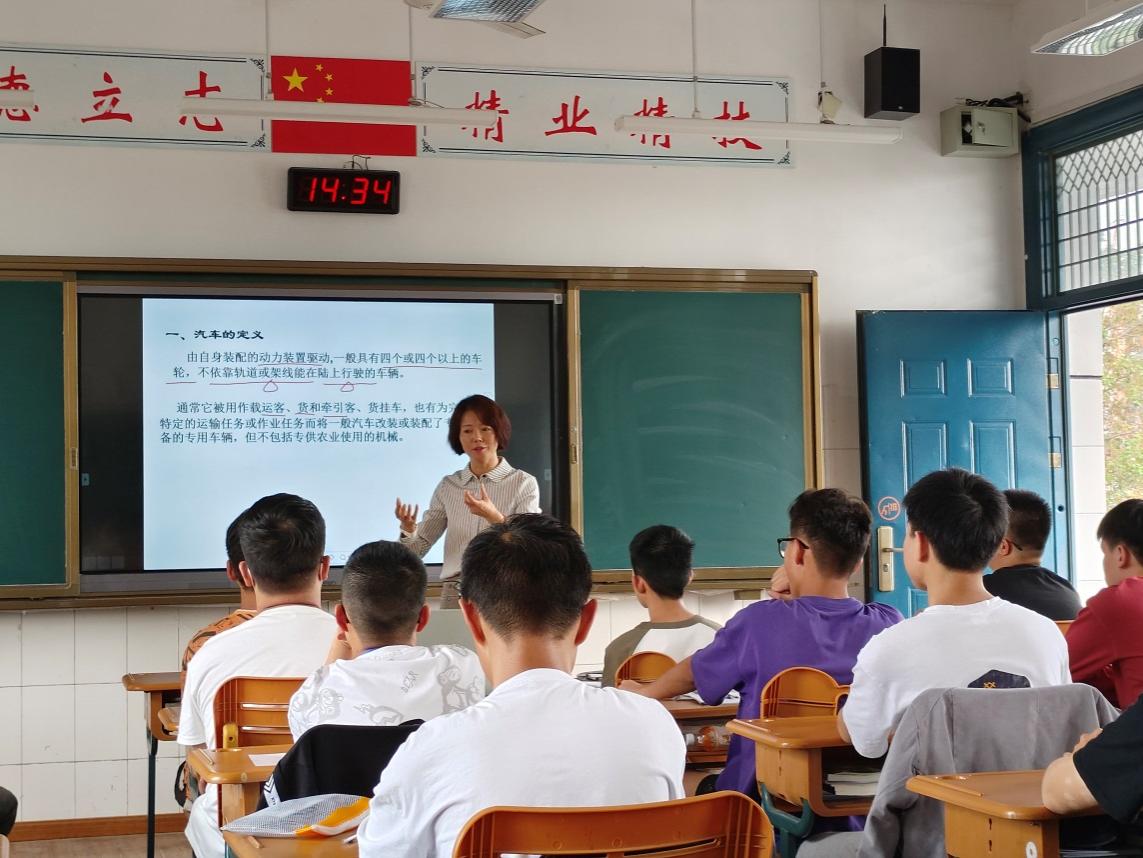开学第一课  亮出新态度_html_35138a37.jpg