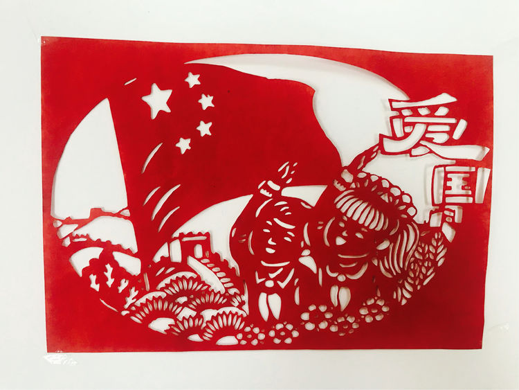 【灵美龙小·龙岸】童心爱祖国，文化永传承——龙潭中心小学龙岸花园校区国庆节剪纸活动