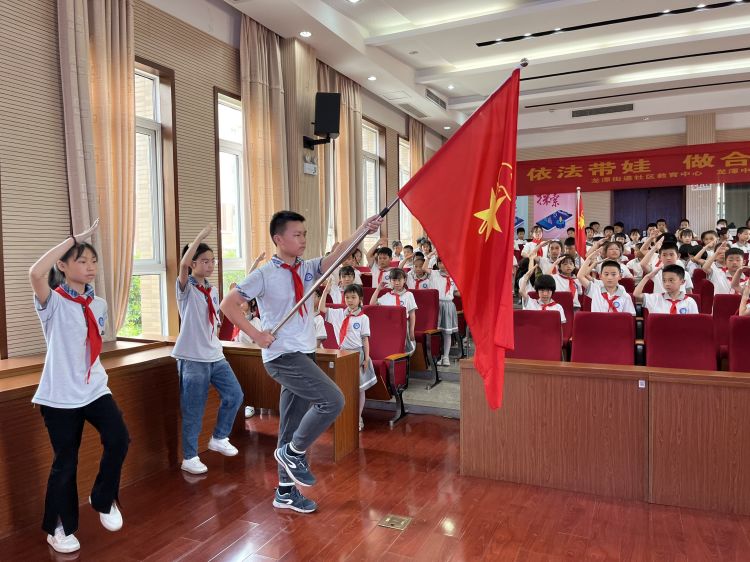 学习二十大 争做好队员——龙潭中心小学江畔人家分校一年级分批入队仪式_html_2b768a6d.jpg