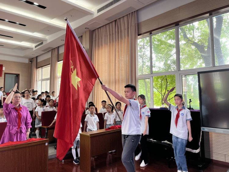 学习二十大 争做好队员——龙潭中心小学江畔人家分校一年级分批入队仪式_html_6e3e6dd5.jpg