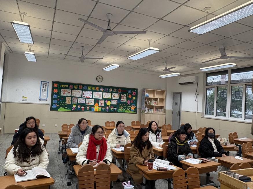 【灵美龙小】精研教材，共启新程 龙潭中心小学一年级语文首次集体备课活动