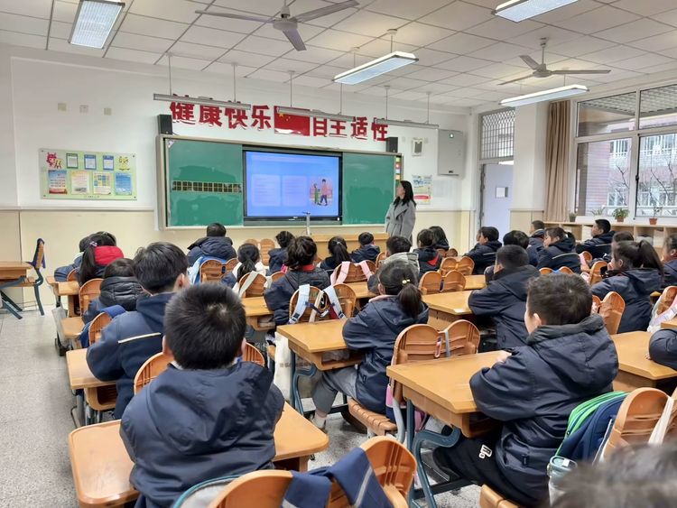 2025.3.5学雷锋精神，树时代新风——龙潭中心小学“学雷锋”系列活动_html_2ff19c1c.jpg