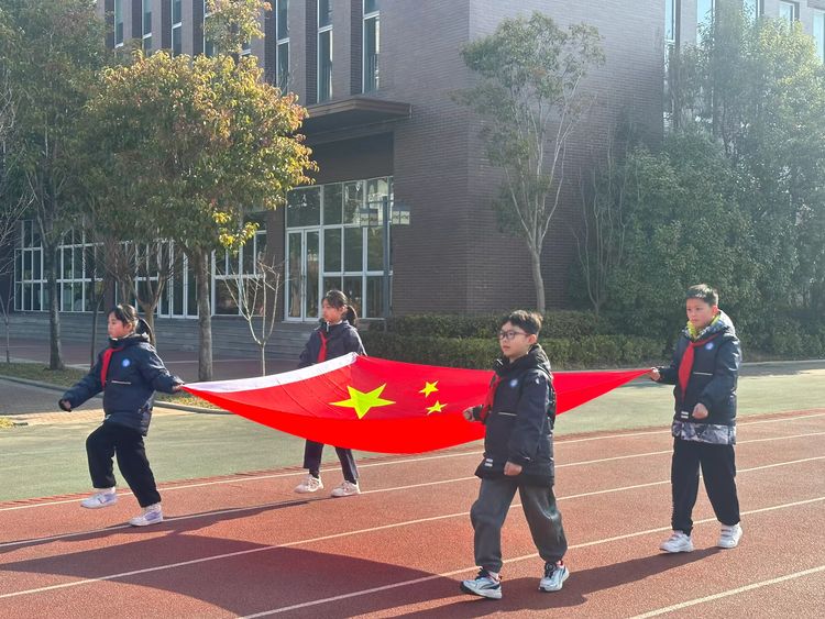 2025.2.13春光为序 共赴新程——龙潭中心小学举行2024-2025学年第二学期开学典礼_html_m5d6fb3ec.jpg