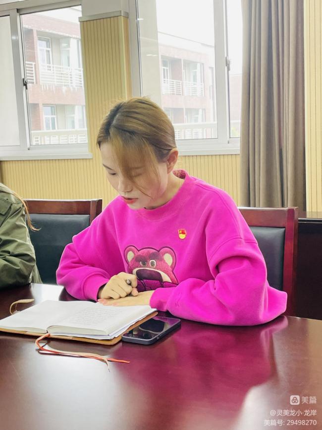 同心心向党，奋进新征程——龙岸校区党支部深入学习党的二十大会议精神暨接收预备党员会议_html_50ab7dd2.jpg