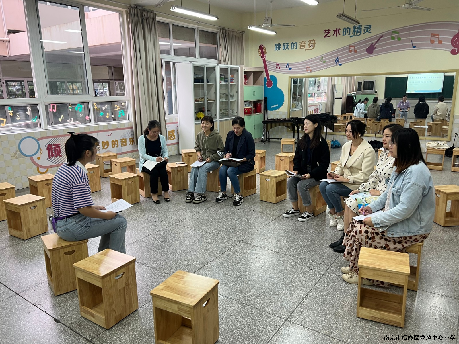 【灵美龙小】共读新课标，落实低年级唱游课堂