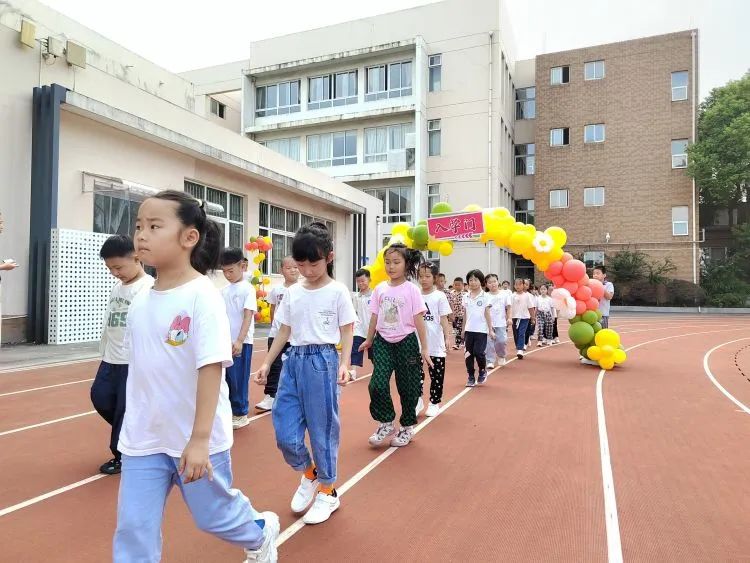 【灵美龙小&middot;江畔】讲文明爱劳动 筑新梦跃新程——龙潭中心小学江畔人家分校举行2023年秋季学期开学典礼暨入学仪式_html_c88a590.jpg