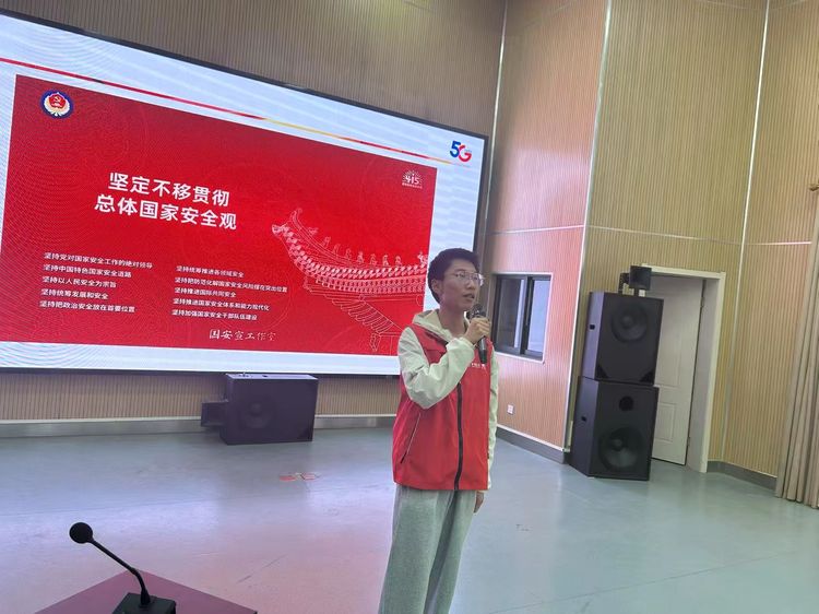 4.15“网络安全宣传进校园”——记靖安小学国家安全教育日活动_html_m575cedfb.jpg