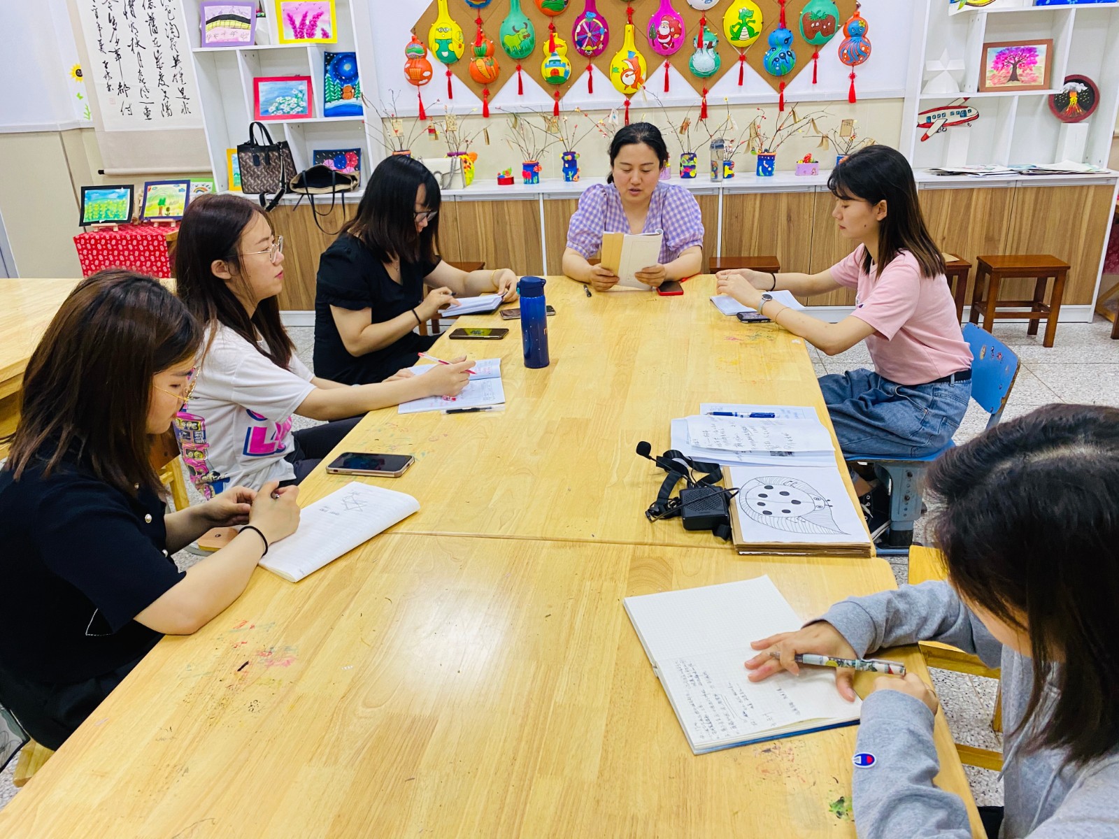 【灵美龙小】快乐画虫虫，展现真善美-----记龙潭中心小学美术组五月份备课活动