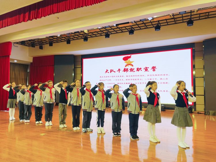 【灵美龙小】筑梦新时代 争做好队员—龙潭中心小学召开第五次少先队代表大会员_html_m1bbe739a.jpg