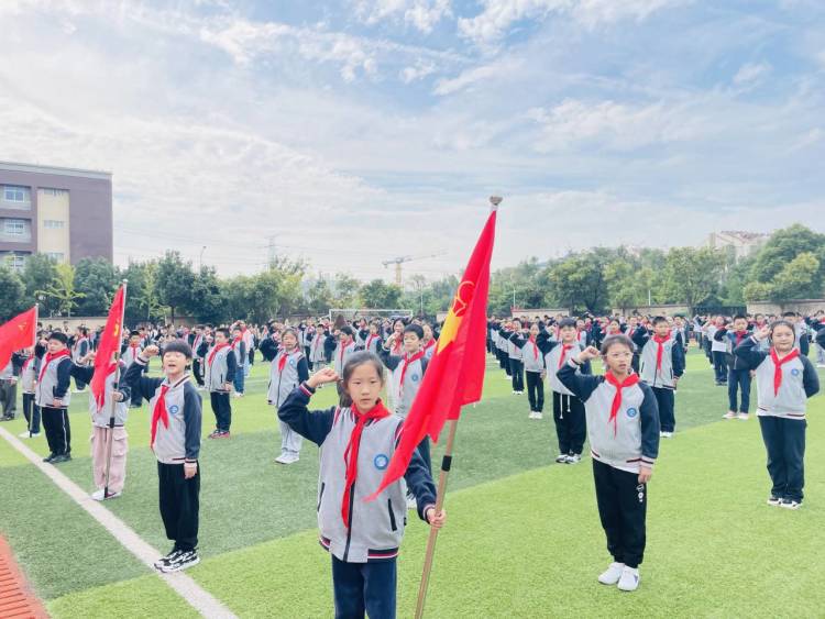 【灵美龙小】争做新时代好队员—龙潭中心小学举行2022级第二批入队仪式_html_5e117e5f.jpg