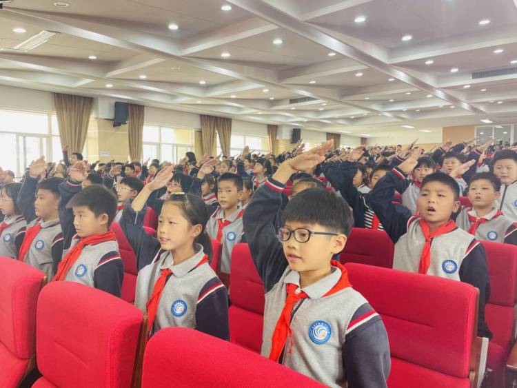 【灵美龙小】筑梦新时代 争做好队员—龙潭中心小学召开第五次少先队代表大会员_html_m5f54e253.jpg