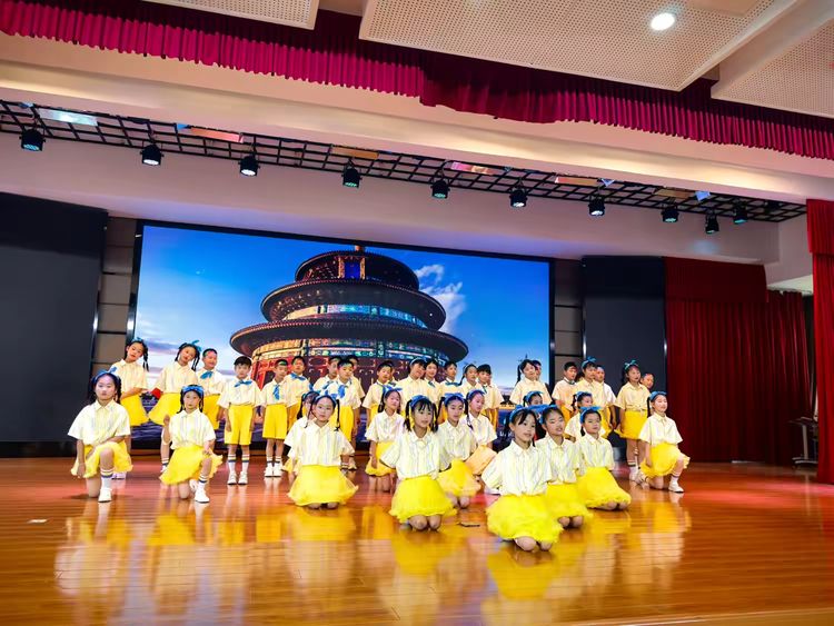 2025.5.22少年凌云志 不负好“拾”光——龙潭中心小学举行三年级十岁成长仪式_html_1b696791.jpg