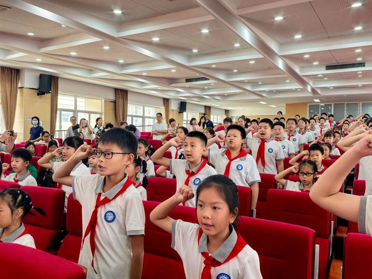 2025.5.30牢记党的教导 争做强国少年——龙潭中心小学举行一年级分批入队仪式_html_1152de67.jpg