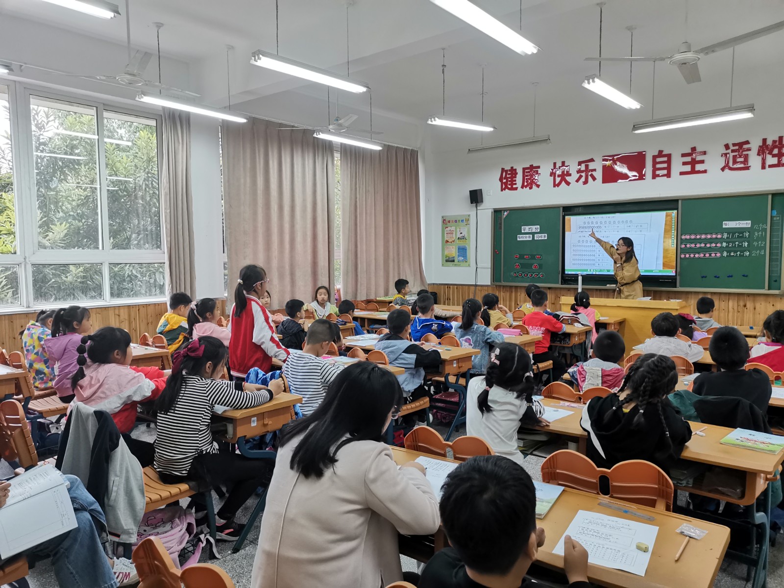 【灵美龙小】群策群力，奋勇向前