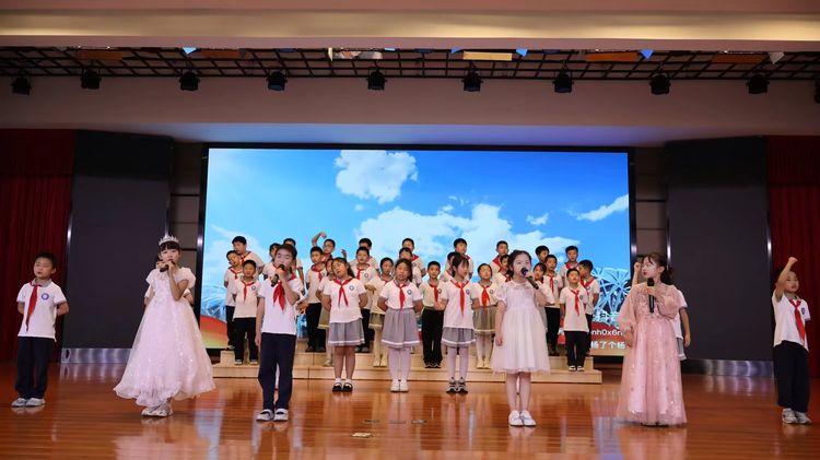 2025.9.28红歌嘹亮 童心向党——龙潭中心小学开展“红领巾爱祖国”校园合唱比赛_html_5679b9d8.jpg