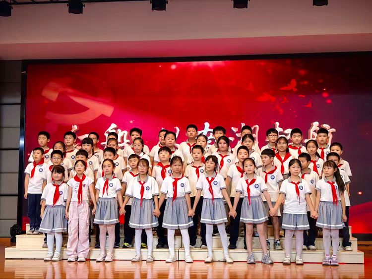 2025.9.29童声颂祖国 薪火永相传——龙潭中心小学开展“红领巾爱祖国”校园朗诵比赛_html_53225322.jpg