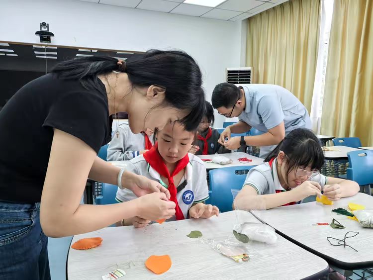 9.28“巧手制香囊，童心绘月圆”——记长江小学“我们的节日·中秋”系列活动_html_m56bd6f80.jpg