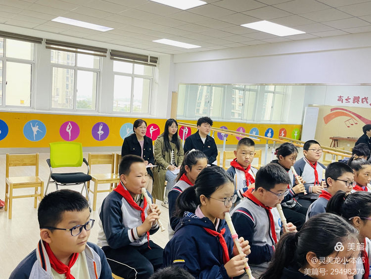 【灵美龙小·校本研修】研“音”之光 探“乐”前行——龙潭中心小学音乐校本研修活动三 _html_7c8f02be.jpg