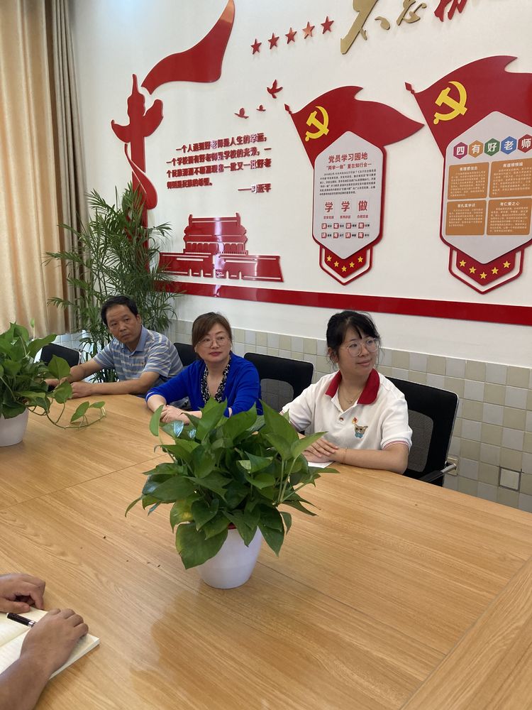 【江畔先锋】党员突击队 铸造中国“心”—龙潭中心小学江畔人家校区组织收看优秀共产党员事迹_html_m4da2c451.jpg