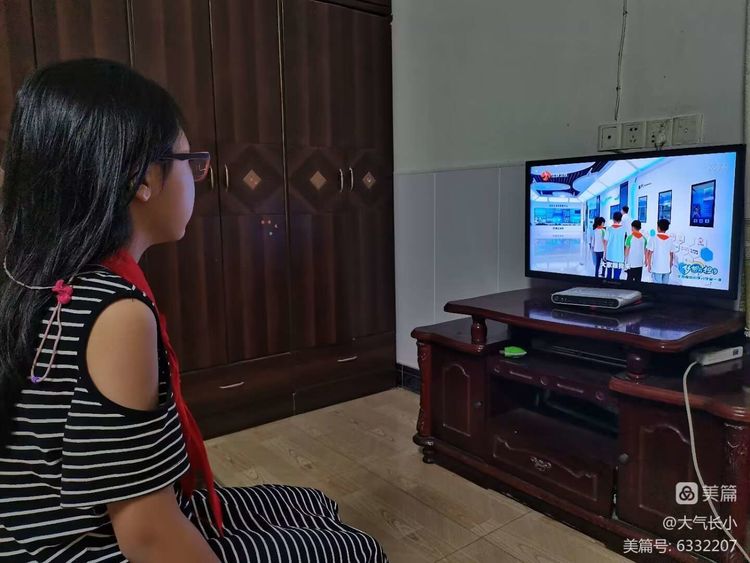 【灵美龙小】上好开学第一课，争做时代好少年——龙潭中心小学组织少先队员观看《开学第一课》_html_3647ee5e.jpg