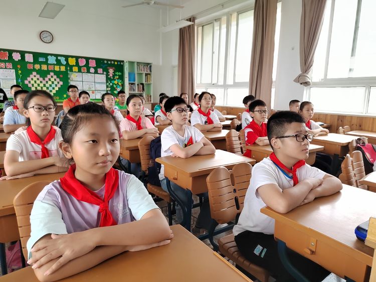 【灵美龙小】开学第一课，送法进校园——龙潭中心小学组织观看《开学法治第一课》_html_ma76aa56.jpg