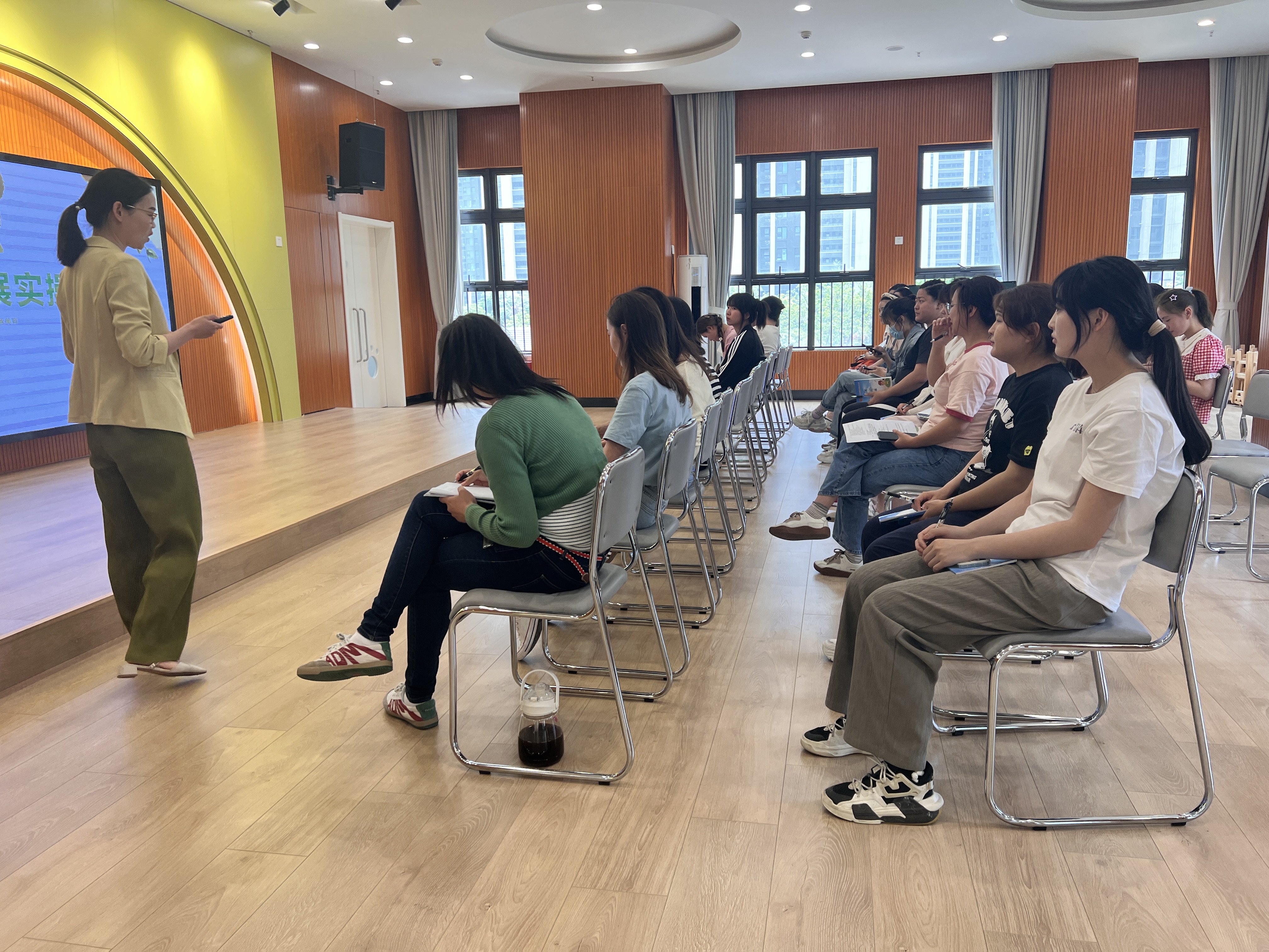 230606美育蕴灵气培训促成长——栖霞幼儿园棒尼姆创意美术培训活动_html_192039e.jpg