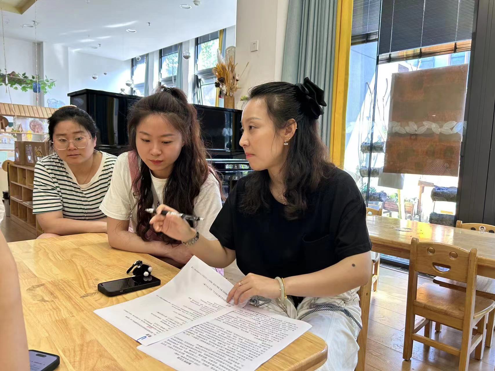 230602践行课程审议紧跟幼儿脚步栖霞幼儿园翡翠天域园小班年级组课程审议活动_html_422495bf.jpg