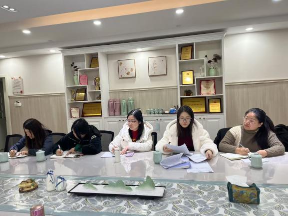 241213凝心聚力 携手同行——栖霞幼儿园工会小组第二次会议_html_383f583f.jpg