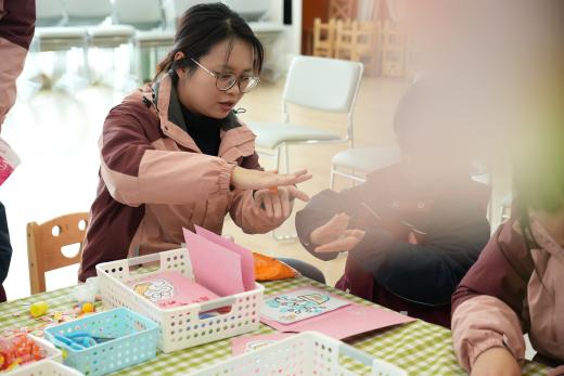 250110情系下一代  关爱护成长——栖霞幼儿园一月师德师风志愿者活动暨关工委活动_html_m1524edde.jpg