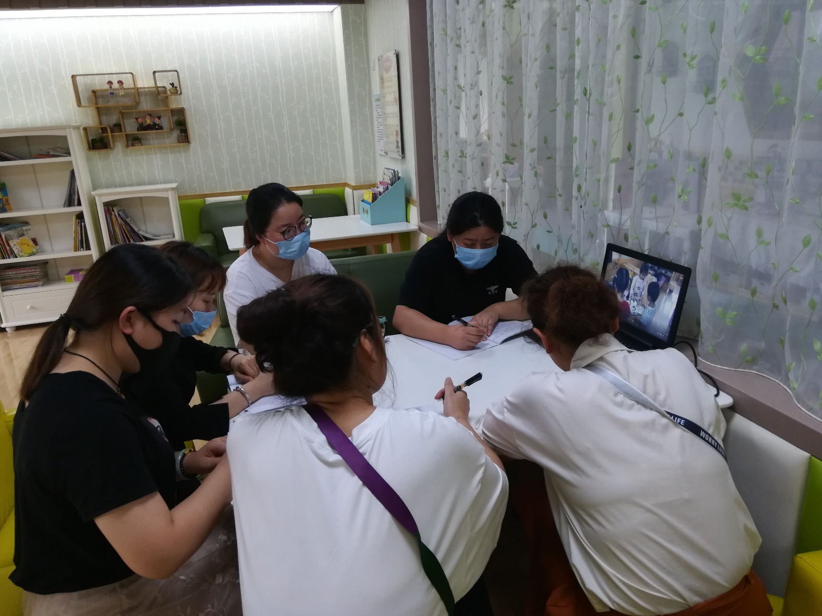 【枫香栖幼】转变角色，提升教师研究能力 ——栖霞幼儿园五福园角色游戏教研组活动