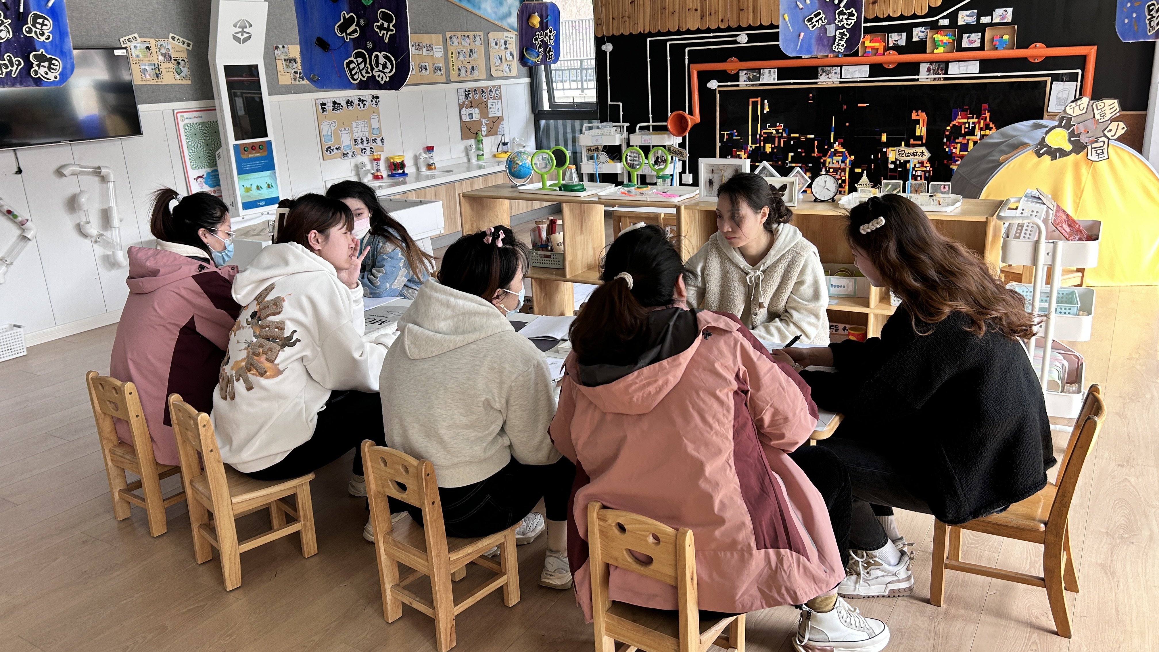 230323主题共分享  大家共成长---栖霞幼儿园翡翠天域园小班年级组《我和小花》课程审议活动_html_61efcb64.jpg